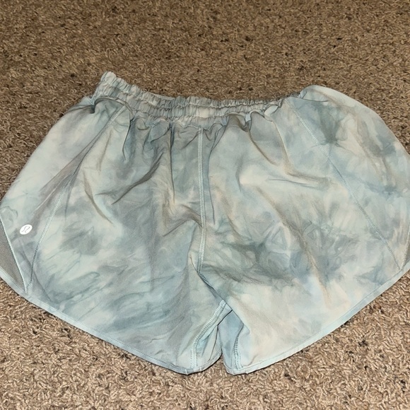 lululemon hotty hot mid rise 4 in. short - Picture 2 of 3